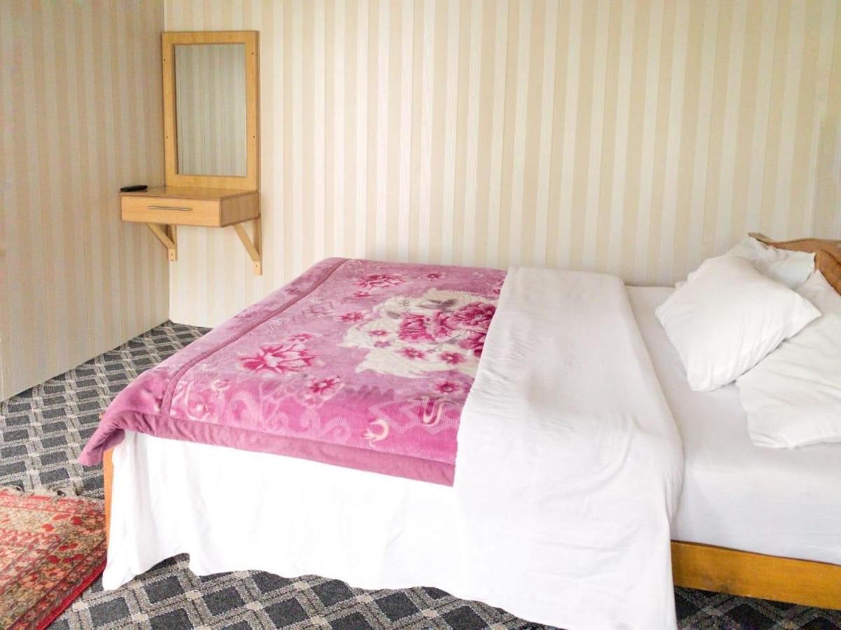 Madina Hotel 2 ギルギット エクステリア 写真