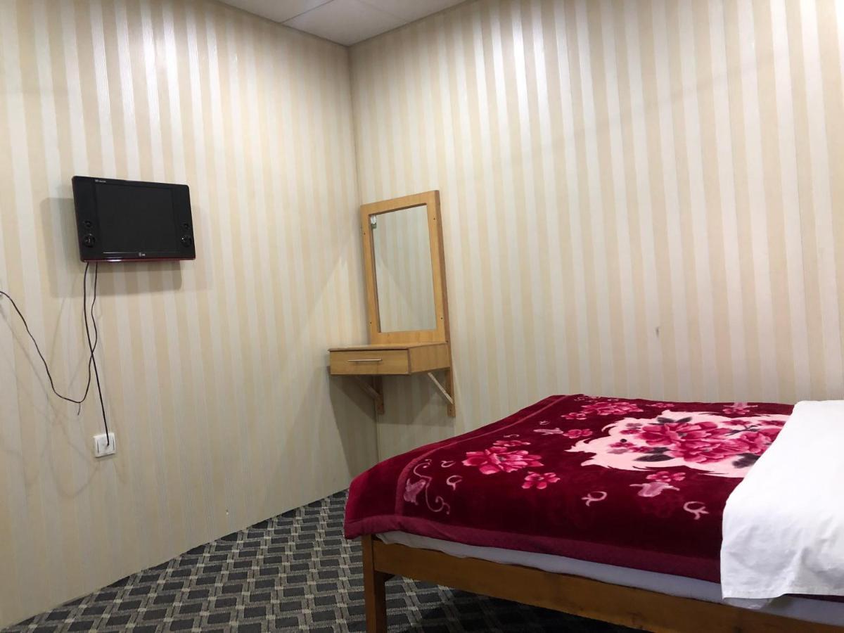 Madina Hotel 2 ギルギット エクステリア 写真